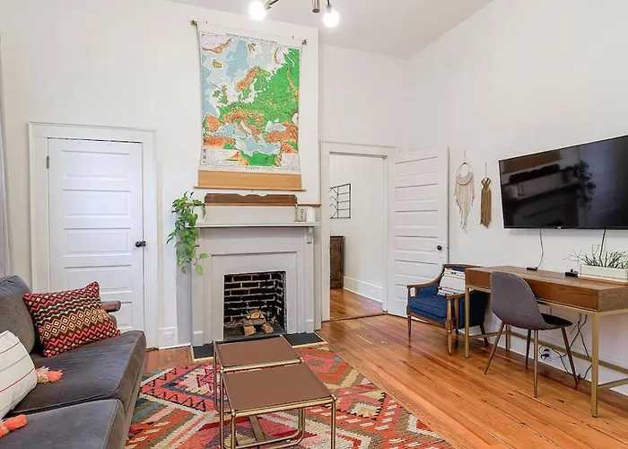 Queen Anne Travelers Apartment