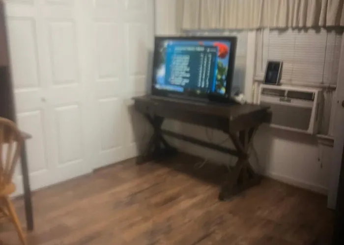 The Clubhouse Masters Golf Themed 1 King Bed 1 Bath Furnished Apartment Full Size Kitchen Full Size Leather Pull Out Sleeper Sofa In Living Room & Full Size Leather Sofa 1 Gig Fiber Internet Directv Premium Package All Sports & Movie Channels & Dvr